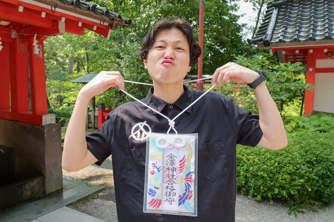 息を止めて3周回ると願いが叶う泉!? 白蛇龍神を祀る、金澤神社にてランパンプスが合格祈願!