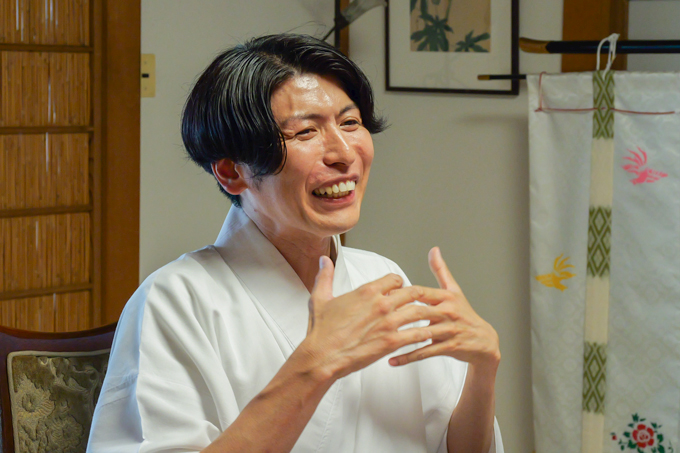 息を止めて3周回ると願いが叶う泉！？　白蛇龍神を祀る、金澤神社にてランパンプスが合格祈願！