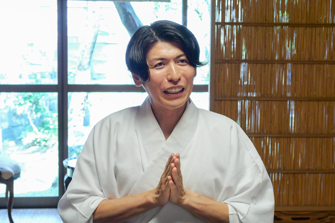 息を止めて3周回ると願いが叶う泉！？　白蛇龍神を祀る、金澤神社にてランパンプスが合格祈願！