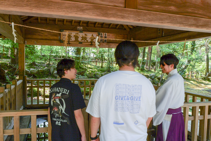 息を止めて3周回ると願いが叶う泉！？　白蛇龍神を祀る、金澤神社にてランパンプスが合格祈願！