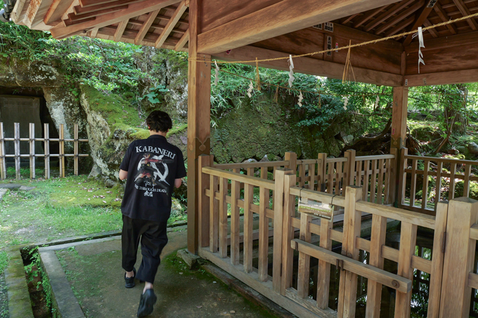息を止めて3周回ると願いが叶う泉！？　白蛇龍神を祀る、金澤神社にてランパンプスが合格祈願！