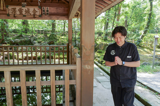 息を止めて3周回ると願いが叶う泉！？　白蛇龍神を祀る、金澤神社にてランパンプスが合格祈願！