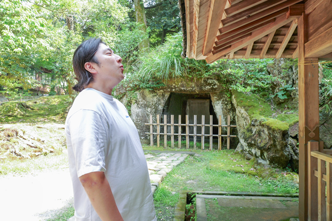 息を止めて3周回ると願いが叶う泉！？　白蛇龍神を祀る、金澤神社にてランパンプスが合格祈願！