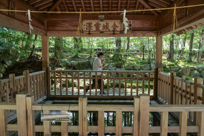 息を止めて3周回ると願いが叶う泉！？　白蛇龍神を祀る、金澤神社にてランパンプスが合格祈願！
