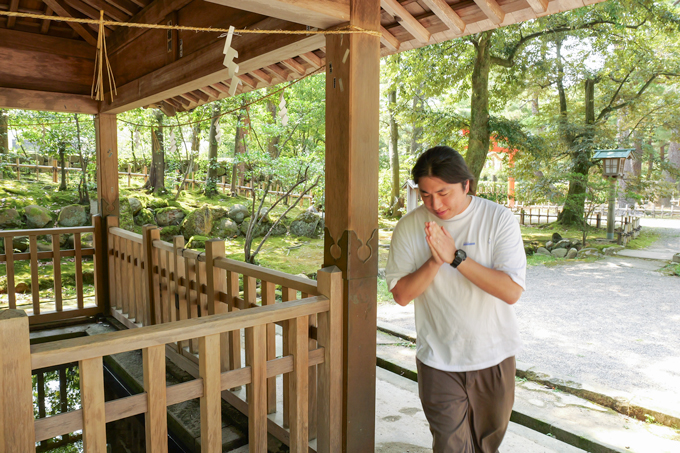 息を止めて3周回ると願いが叶う泉！？　白蛇龍神を祀る、金澤神社にてランパンプスが合格祈願！