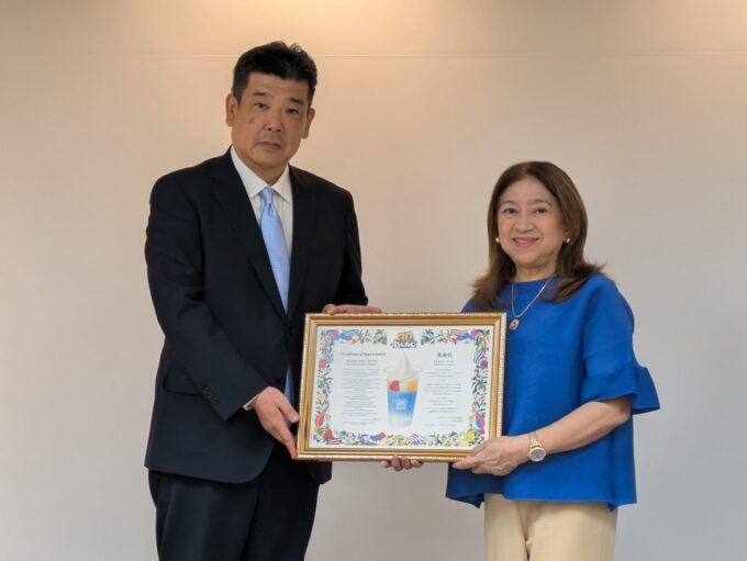 ミニストップ堀田昌嗣代表取締役社長と駐日フィリピン共和国特命全権大使ミレーン・デ・ホヤ・ガルシア=アルバノ閣下