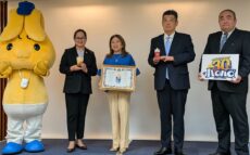 ミニストップ「ハロハロ」30周年 駐日フィリピン大使に感謝状