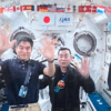 日本人宇宙飛行士、宇宙でのつかの間のツーショット！