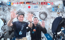 日本人宇宙飛行士、宇宙でのつかの間のツーショット！