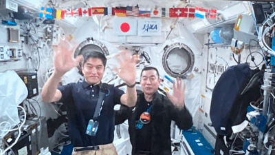 日本人宇宙飛行士、宇宙でのつかの間のツーショット!
