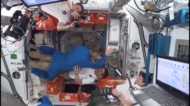 大西さん、油井さんの再会でハイタッチ(NASA提供)