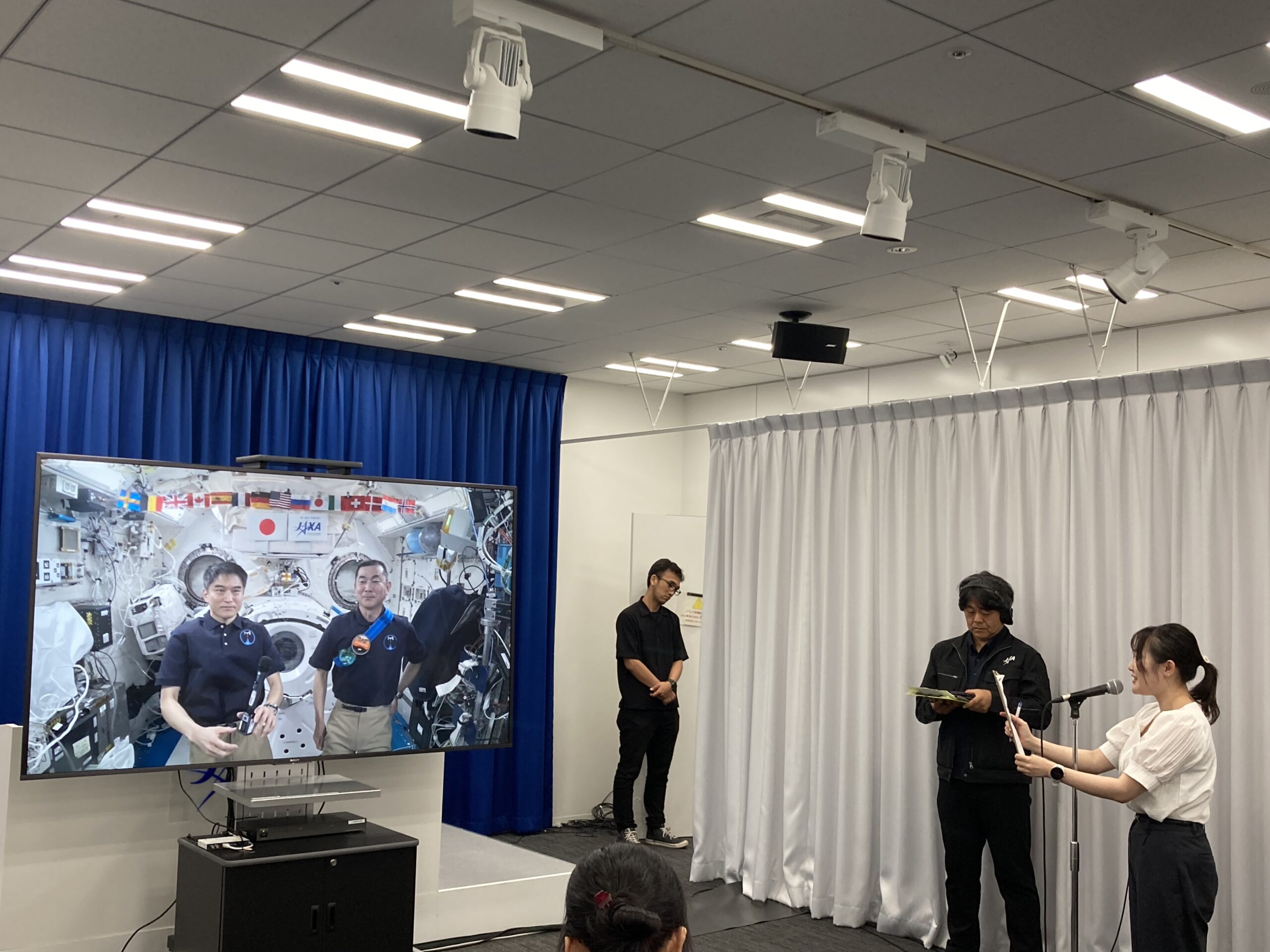 ISSとJAXA東京事務所を結んだ記者会見(8月4日撮影)