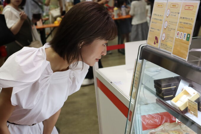 千葉県ブースを見てまわる松本まりか　