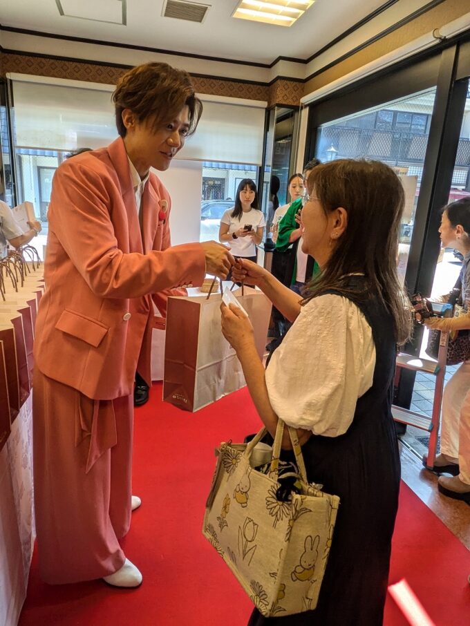 「なごみるく」特別ギフトを購入客に渡す様子