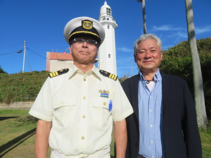 千葉海上保安部 桜川正人次長(左)と南房総市観光協会 清宮信英会長(右)