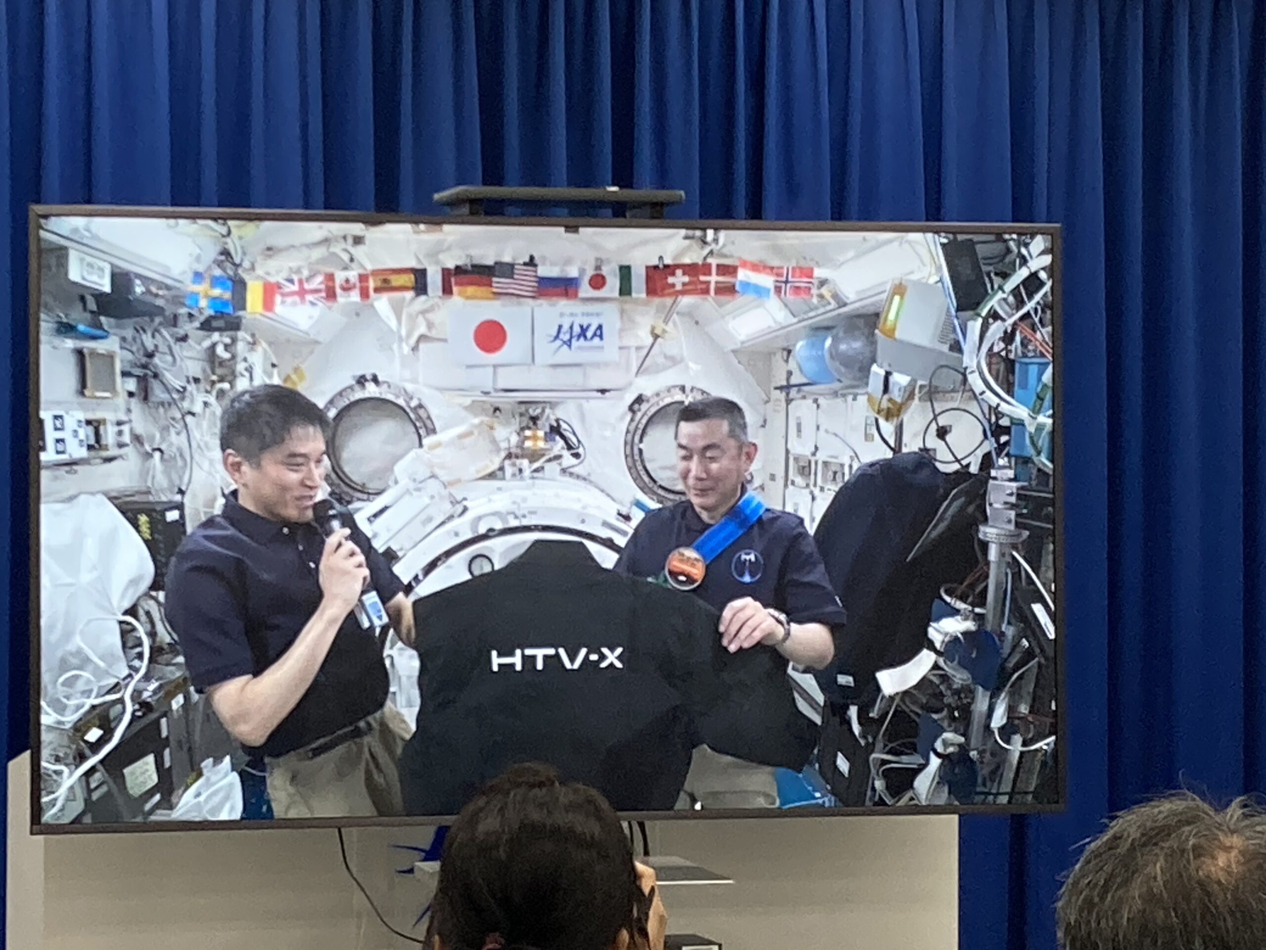 大西さんから油井さんにサプライズプレゼント(記者会見場の画面から)