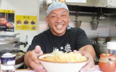こだわりの「つゆ」で勝負し、3日間で約5000杯を販売した立ち食いそば店