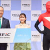 株式会社TMEIC代表取締役 取締役社長・川口章氏、畑芽育、TMEICマン