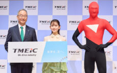 株式会社TMEIC代表取締役 取締役社長・川口章氏、畑芽育、TMEICマン