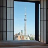 障子からのぞくのは大きな東京スカイツリー。