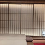 夜はライティングで異なる雰囲気に。行燈のデザインもこの部屋ならでは。