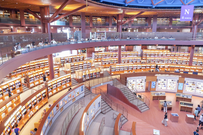 まるで本のプラネタリウム！？　年間の来館者数100万人超えの石川県立図書館にランパンプスがやってきた！