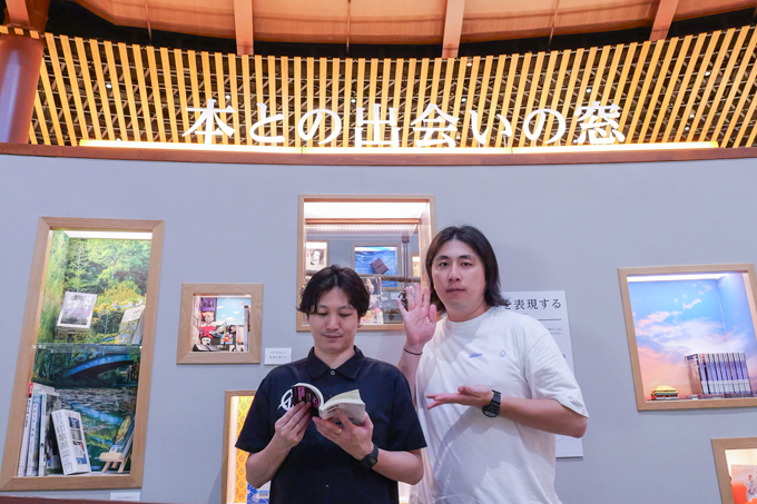まるで本のプラネタリウム！？　年間の来館者数100万人超えの石川県立図書館にランパンプスがやってきた！