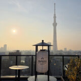 朝のルーフトップテラス。朝日に照らされる東京スカイツリーも圧巻。