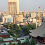 朝日を浴びて輝く水煙が神々しい。