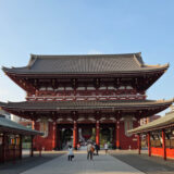 浅草寺本堂前から雷門まで見通せる、朝ならではの浅草を体験できる。