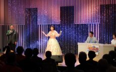 水森かおり　歌謡ショー司会者・西寄ひがしの”前口上”で歌声キラリ！ 観客うっとり！