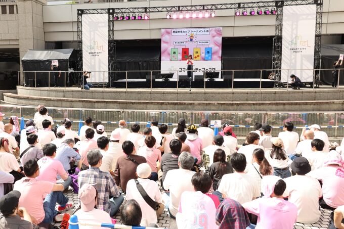 番組１周年記念公開収録を開催！『オールナイトニッポンPODCAST 佐々木彩夏の０１００』東京都庁 都民広場ステージでの公開収録の模様を配信中の写真