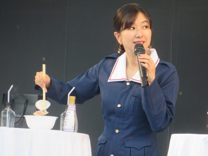 鹿嶋市のはまぐり焼きを持つ茅野愛衣