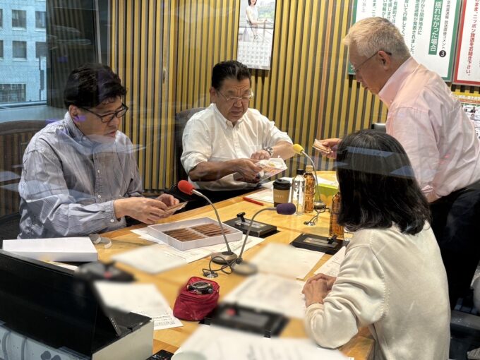 高市早苗新総裁就任を祝う「号外!瓦版煎餅」を試食する出演者たち