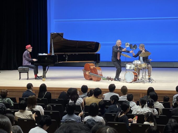 鍋やフライパンを使って楽しい演奏も披露(写真提供オフィスヨコタ)