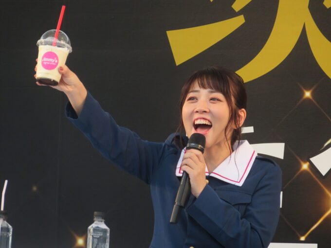 ジミーズコーヒースタンドのほいしもシェイクを持つ福圓美里