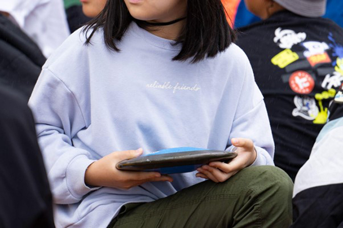 円盤をさわる子どもたち