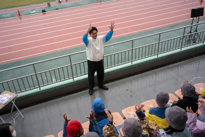 東京2025デフリンピック日本代表・岡田海緒選手、湯上剛輝選手らが、子どもたちに特別授業！『TOKYO FORWARD 2025 アスリート特別授業』レポート