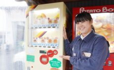 自動車修理工場の女性社長が「自動販売機のハンバーガー」を開発