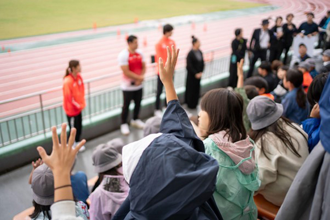挙手する八潮学園の児童たち