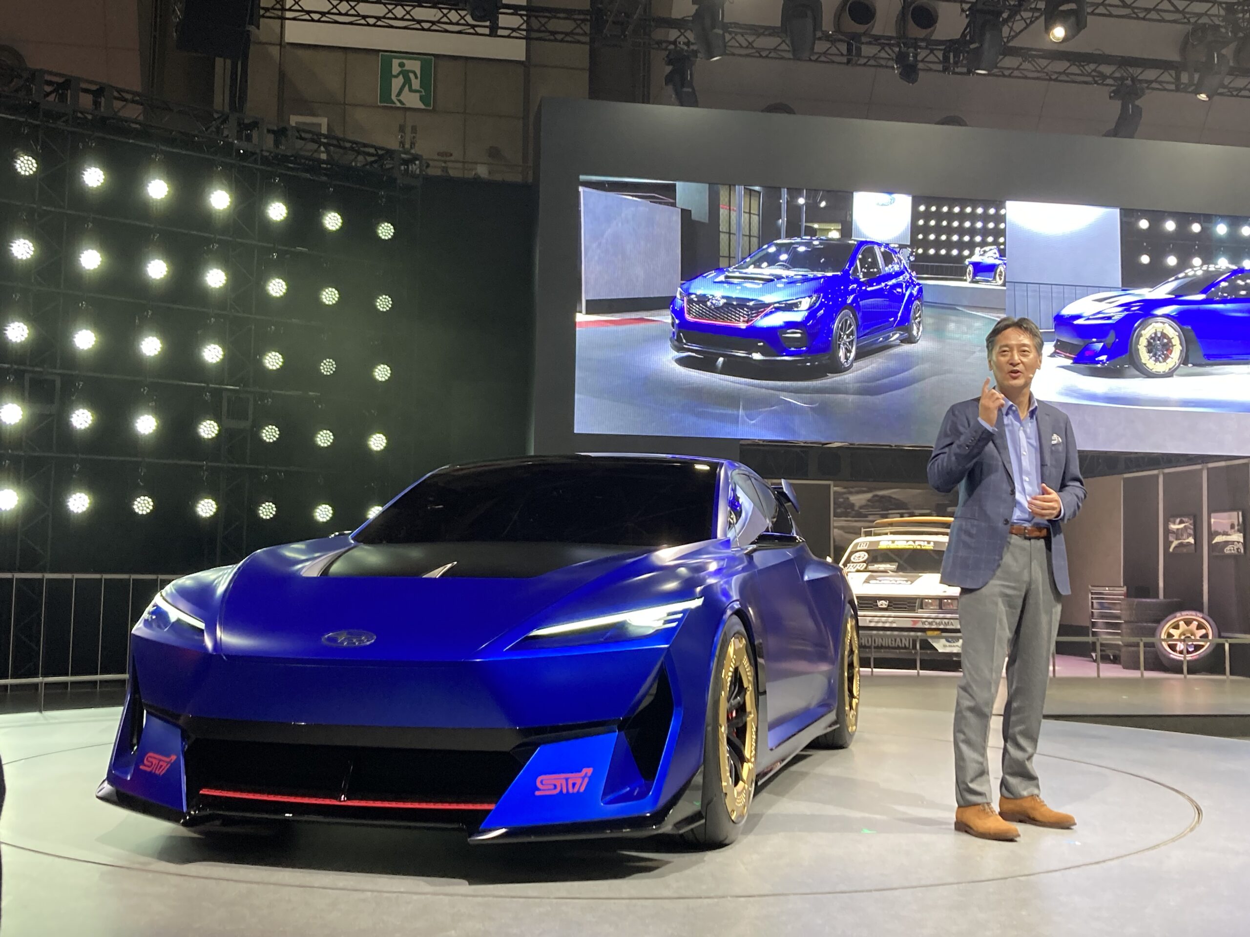 SUBARUの「STIコンセプト」EV 右は大崎篤社長
