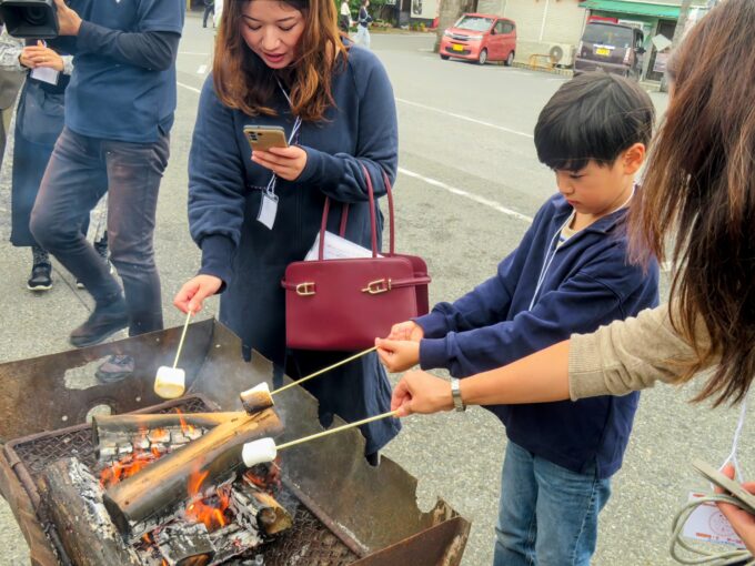 上総牛久駅前で焼きマシュマロを体験
