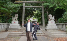 ひとり一回鐘がつける！？　古くから学問の神様を祀る、神社前鳥神社にてランパンプスが合格祈願！