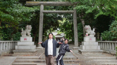 ひとり一回鐘がつける！？　古くから学問の神様を祀る、神社前鳥神社にてランパンプスが合格祈願！
