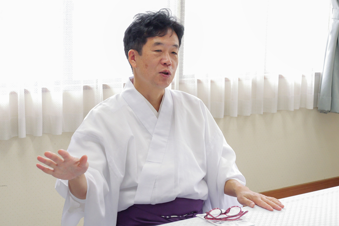 ひとり一回鐘がつける!? 古くから学問の神様を祀る、神社前鳥神社にてランパンプスが合格祈願!