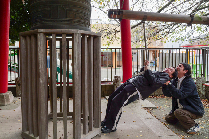 ひとり一回鐘がつける!? 古くから学問の神様を祀る、神社前鳥神社にてランパンプスが合格祈願!
