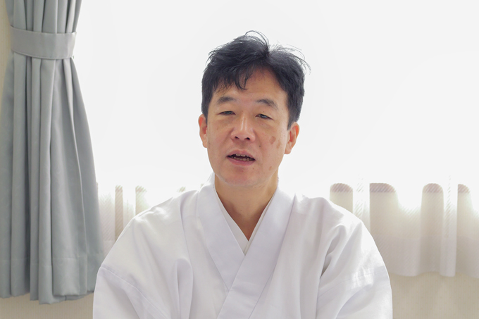 ひとり一回鐘がつける!? 古くから学問の神様を祀る、神社前鳥神社にてランパンプスが合格祈願!