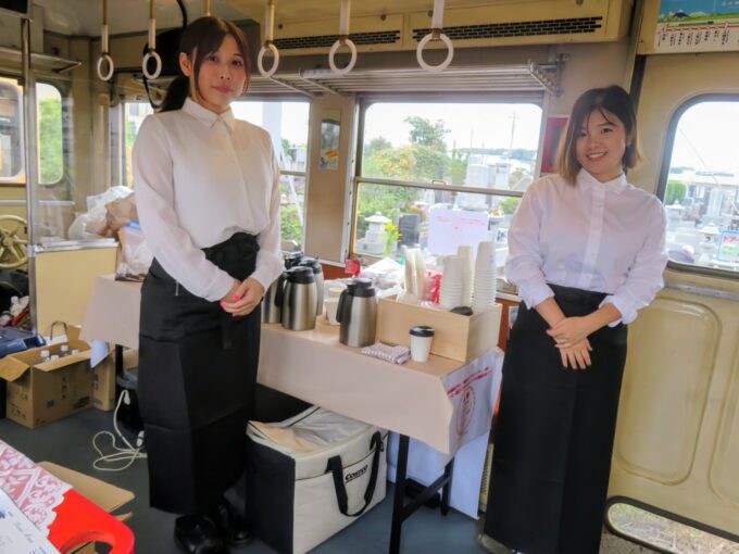 列車の扉が開くとスタッフが