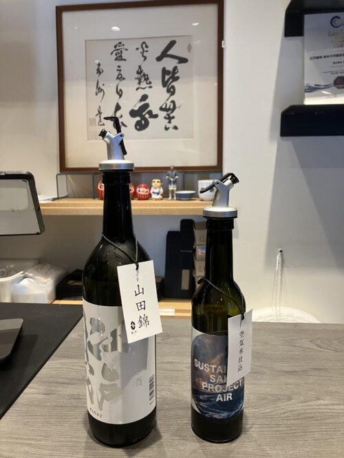 空気から生まれた水で仕込んだ純米吟醸酒「Sustainable Sake Project Air」（右）