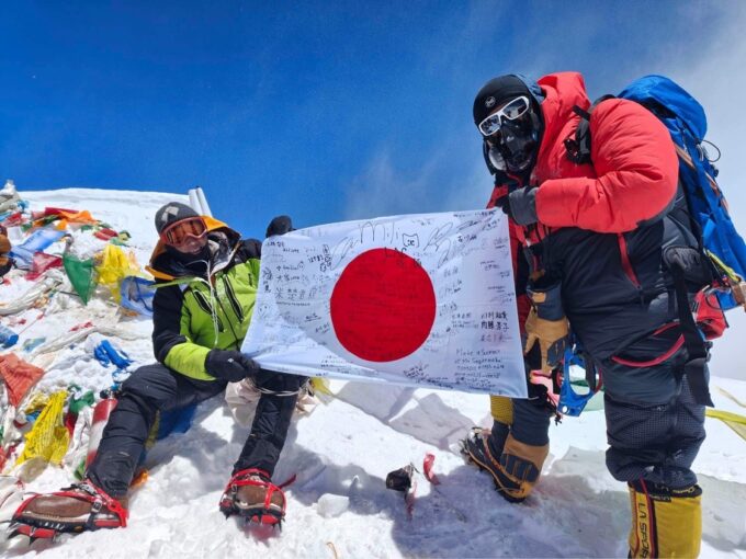 エベレスト山頂で、ガイドのアンゲル・シェルパさんと(写真提供・市川高詩さん)